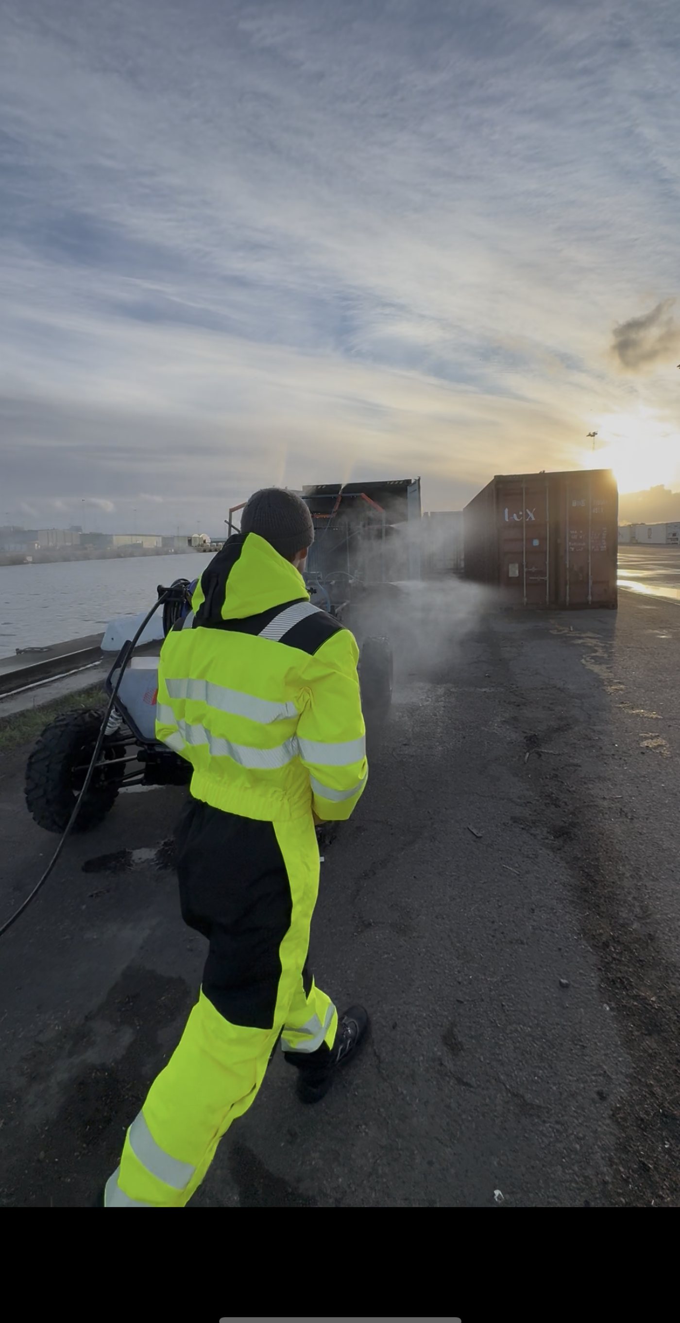 Ein Mitglied des MCS-Robotics-Teams bedient Box Cleaner an einem Containerterminal